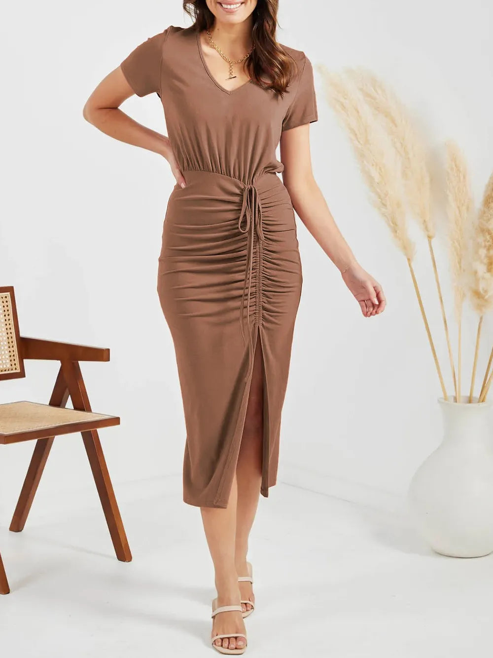 Robe fendue à manches courtes