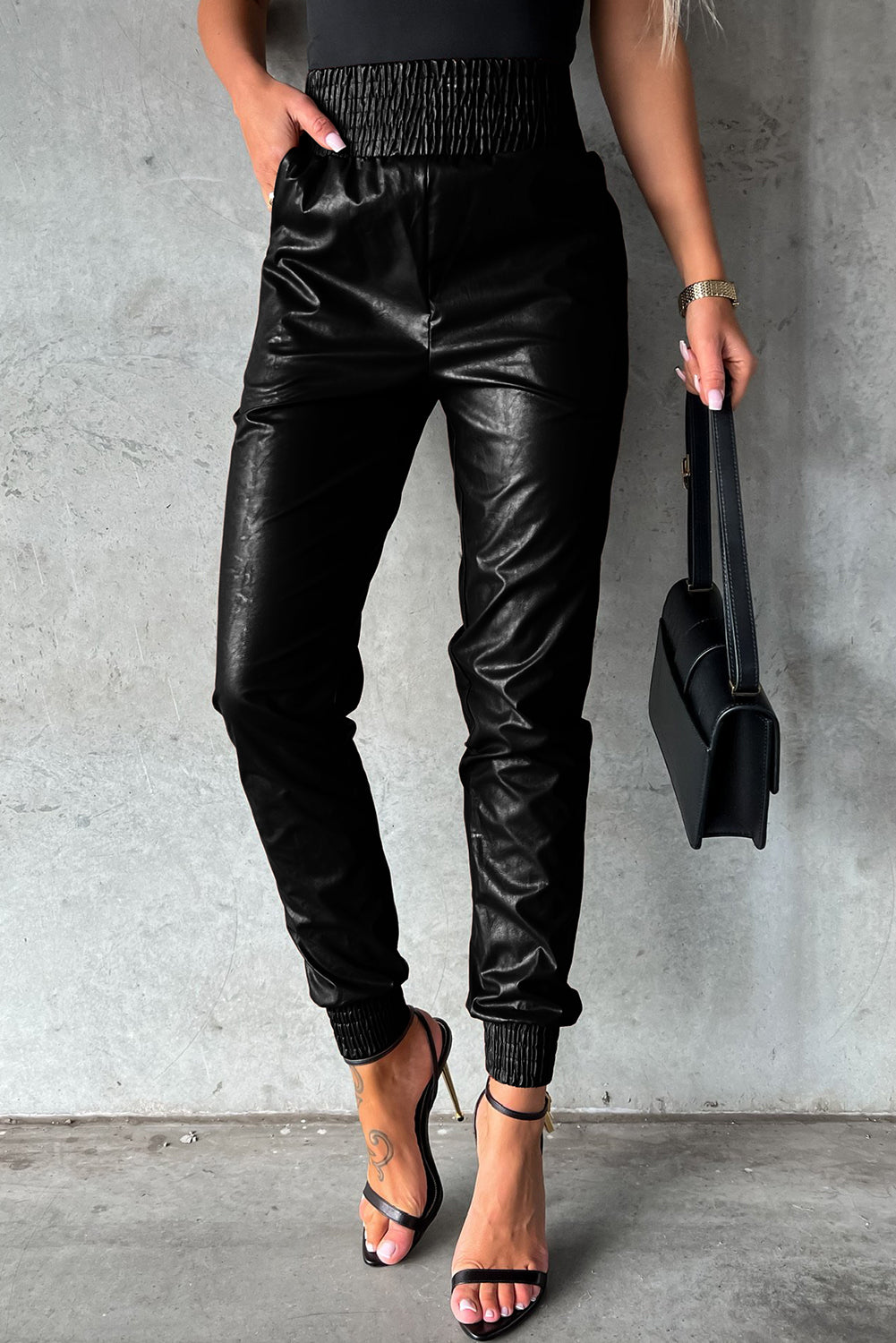 Pantalon skinny noir en simili cuir smocké