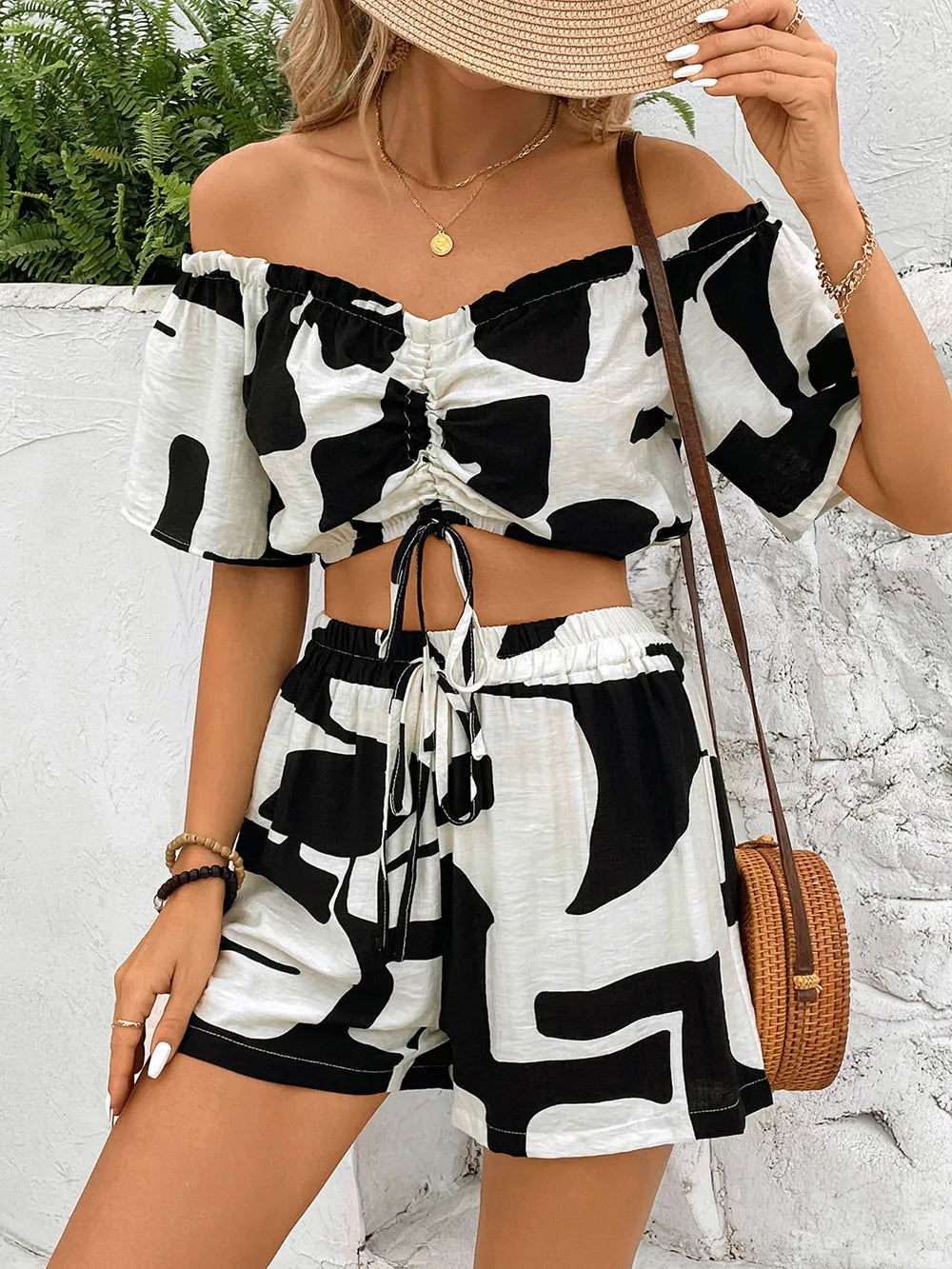 Ensemble épaules dénudées et short