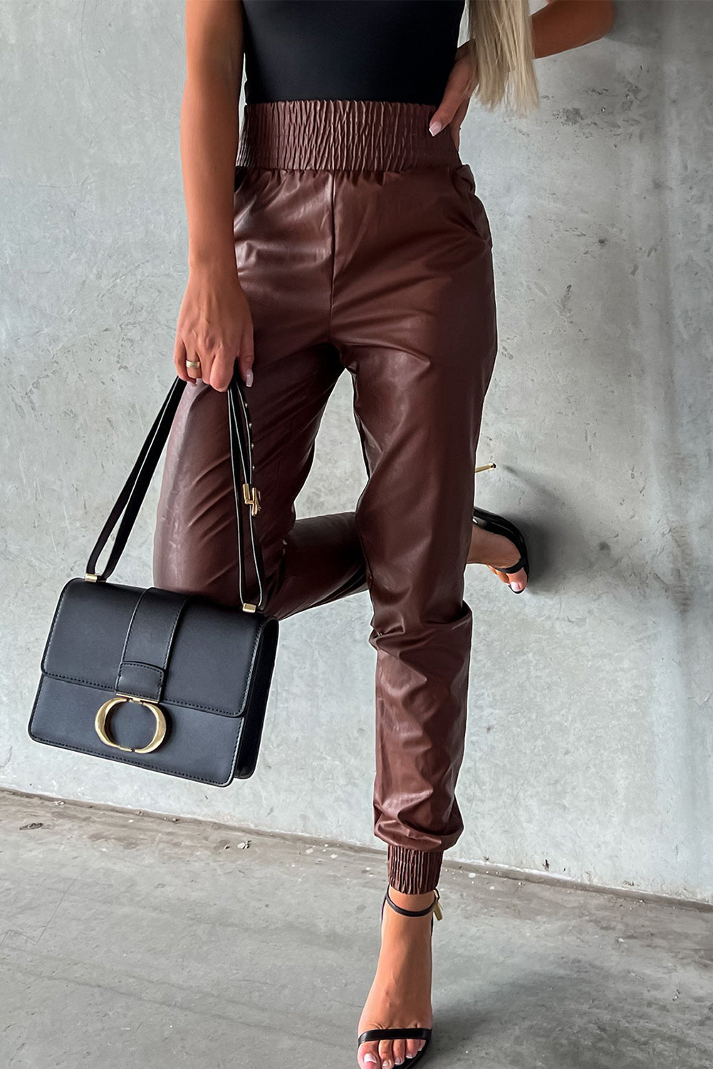 Pantalon skinny noir en simili cuir smocké