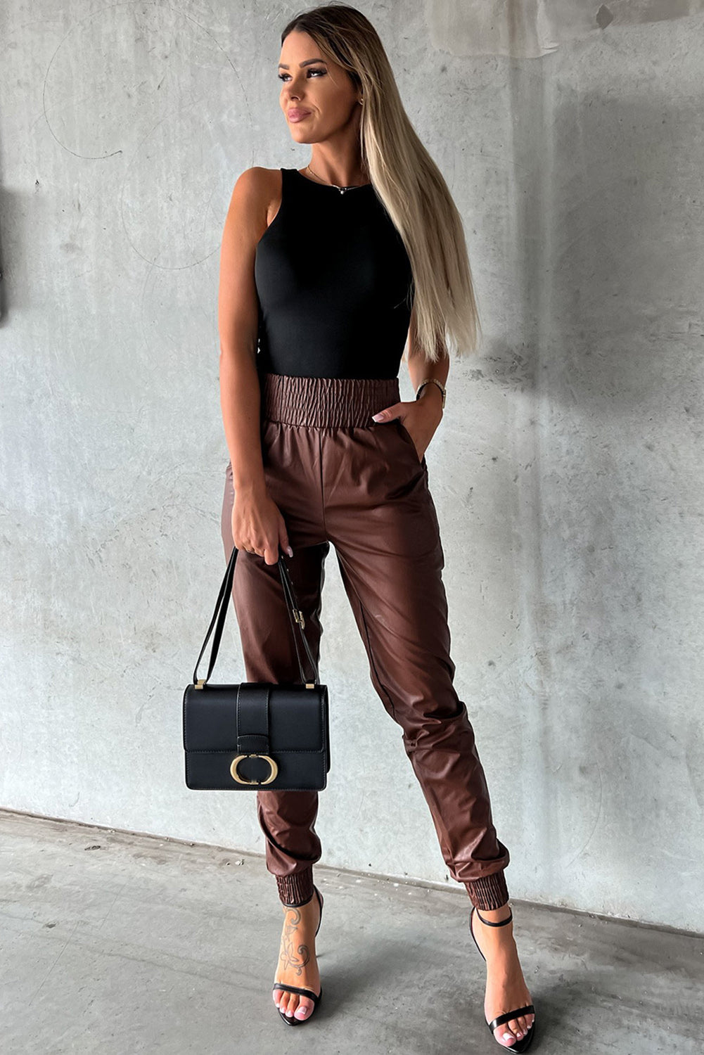 Pantalon skinny noir en simili cuir smocké