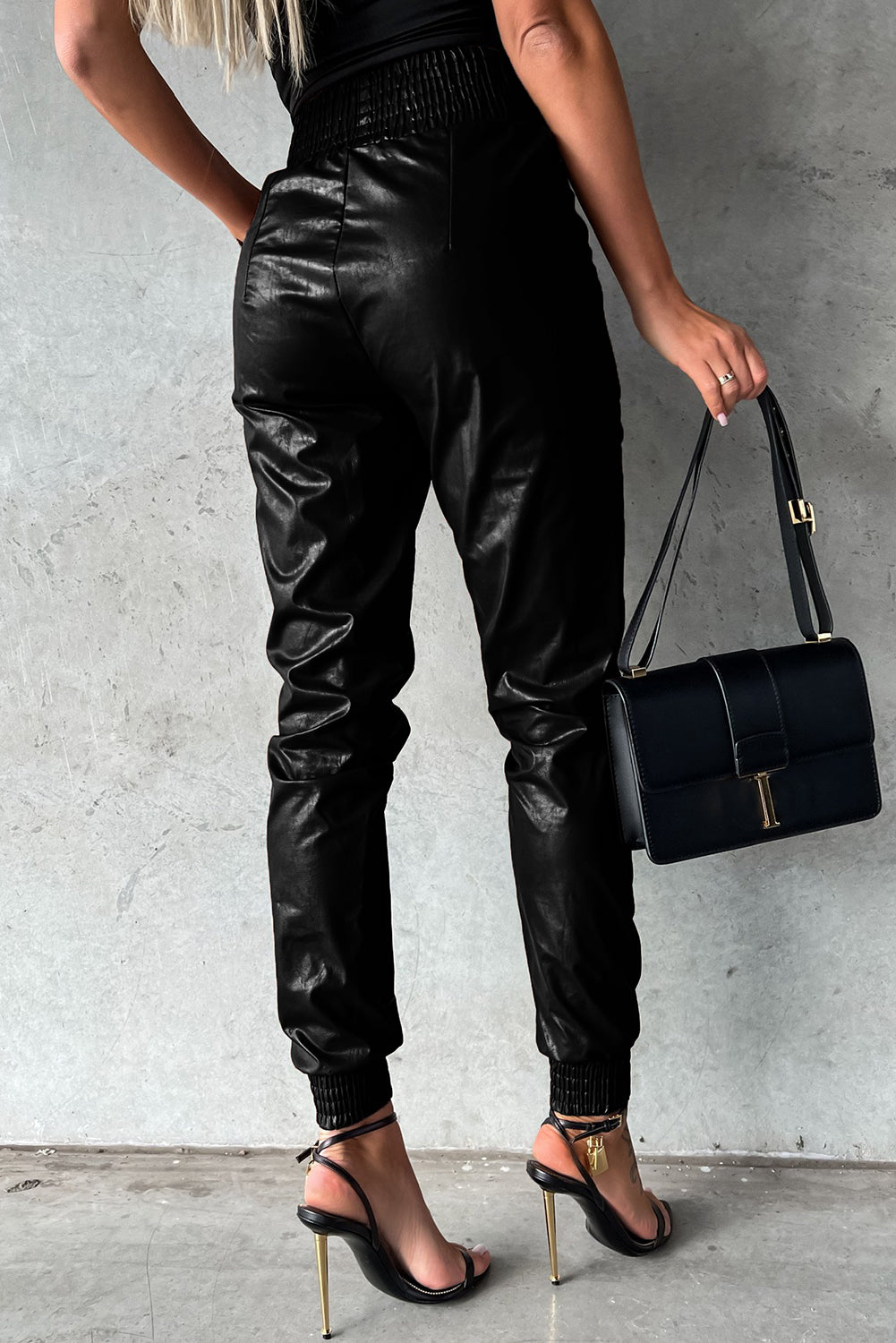 Pantalon skinny noir en simili cuir smocké