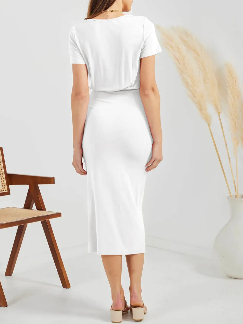 Robe fendue à manches courtes