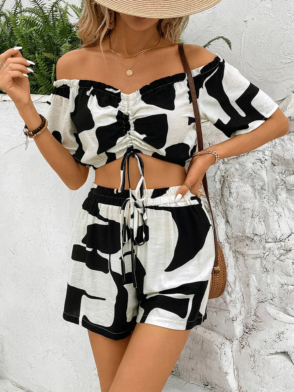 Ensemble épaules dénudées et short