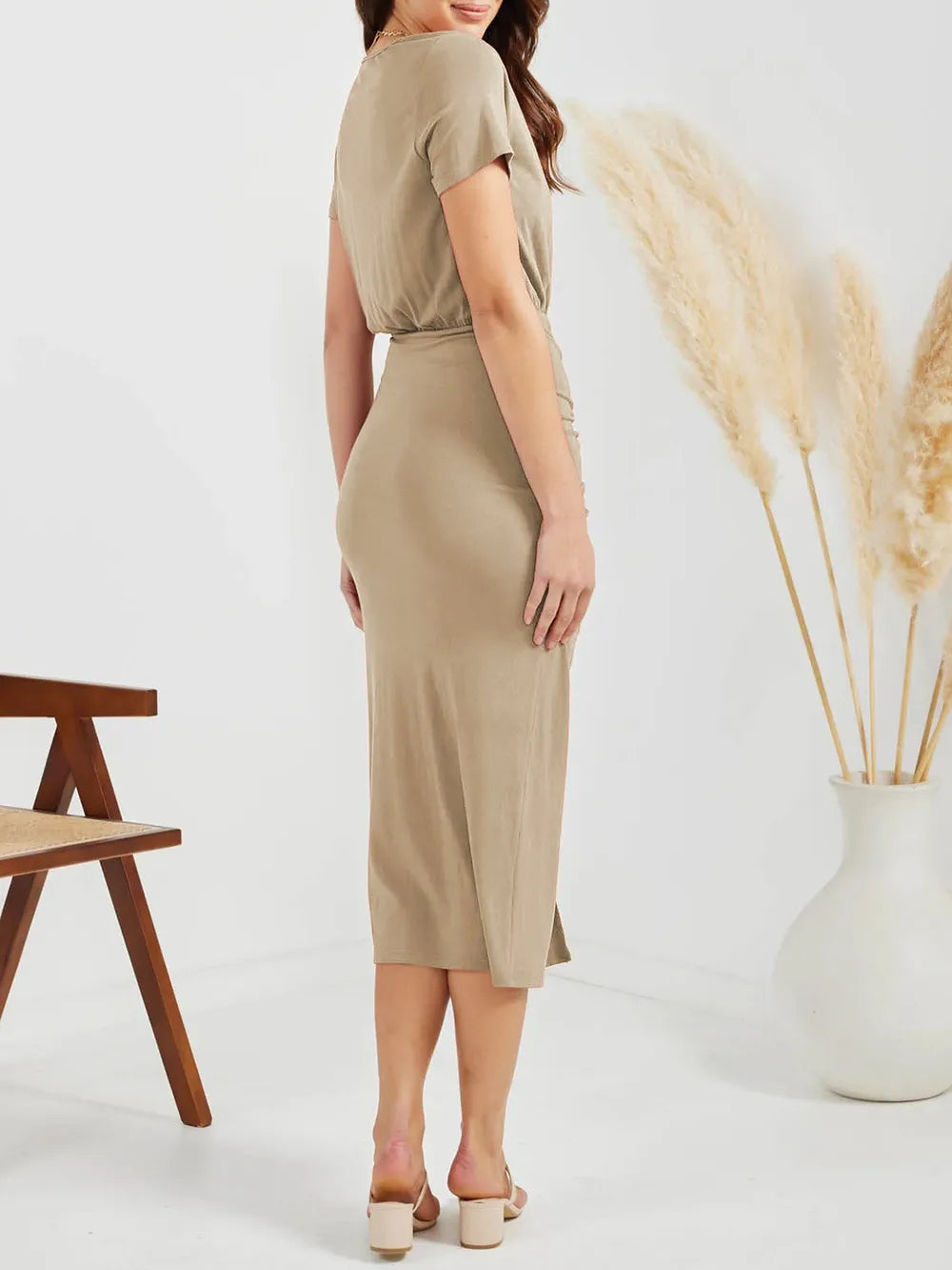 Robe fendue à manches courtes